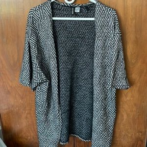 Black and white graphic sweater divided HM